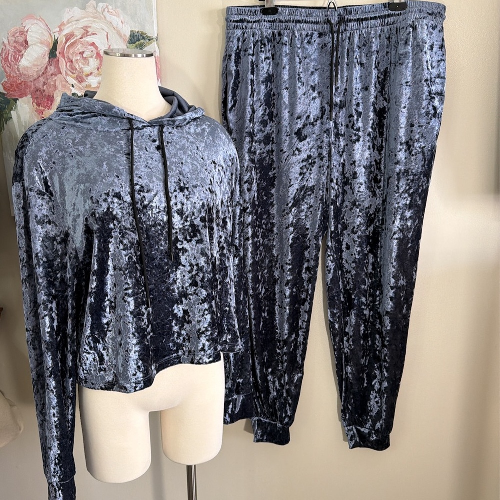 Forever 21 Women’s Velvet Hoodie and Jogger Set in Blue Size 2X